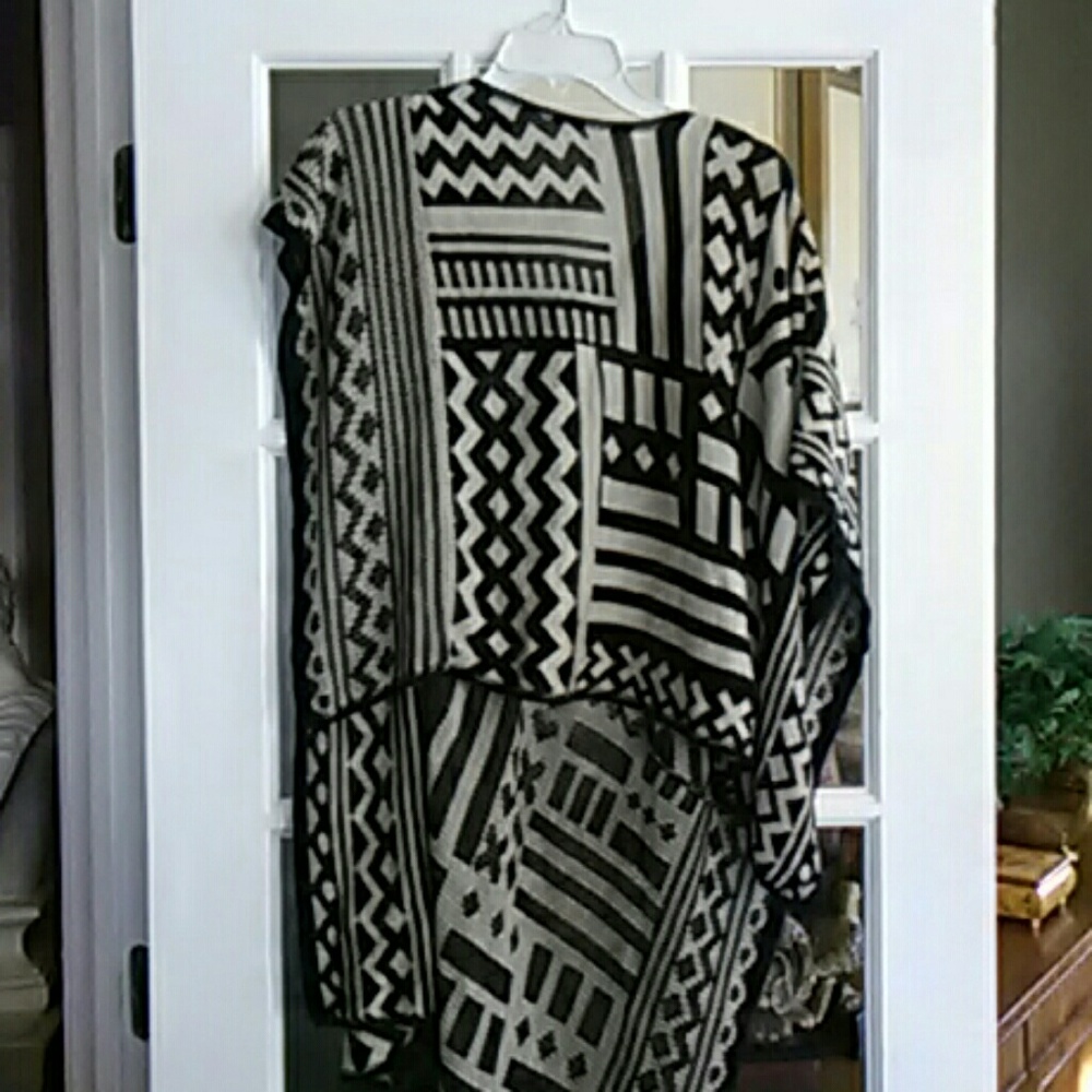 BODY CENTRAL Sweater Shawl for Ladies